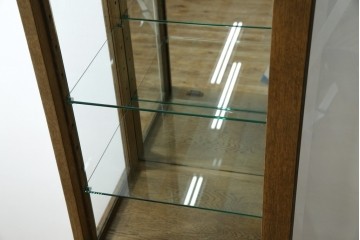 中古　美品　伊勢丹デパート取り扱い　国産　職人手作り品　ナラ(楢)材　無垢　内部キリ(桐)材　上品な佇まいが魅力的な三面ガラスの縦型キャビネット　(R-082500)