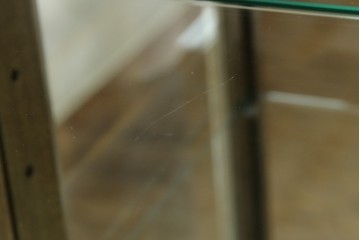 中古　美品　伊勢丹デパート取り扱い　国産　職人手作り品　ナラ(楢)材　無垢　内部キリ(桐)材　上品な佇まいが魅力的な三面ガラスの縦型キャビネット　(R-082500)