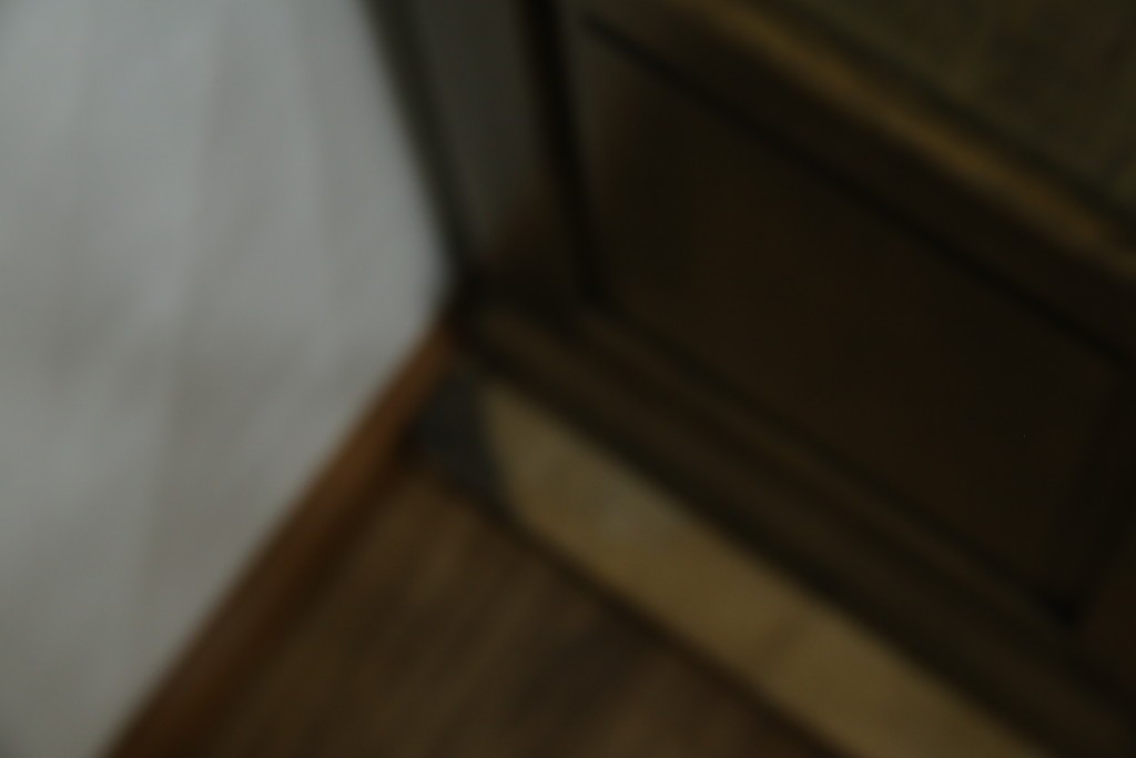 中古　美品　伊勢丹デパート取り扱い　国産　職人手作り品　ナラ(楢)材　無垢　内部キリ(桐)材　上品な佇まいが魅力的な三面ガラスの縦型キャビネット　(R-082500)