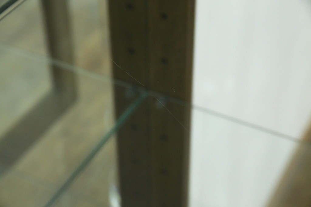 中古　美品　伊勢丹デパート取り扱い　国産　職人手作り品　ナラ(楢)材　無垢　内部キリ(桐)材　上品な佇まいが魅力的な三面ガラスの縦型キャビネット　(R-082500)