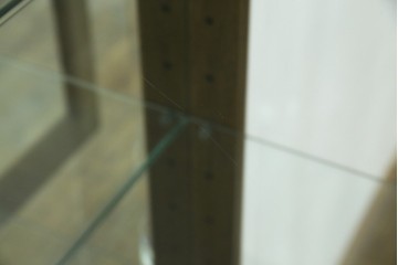 中古　美品　伊勢丹デパート取り扱い　国産　職人手作り品　ナラ(楢)材　無垢　内部キリ(桐)材　上品な佇まいが魅力的な三面ガラスの縦型キャビネット　(R-082500)