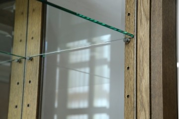 中古　美品　伊勢丹デパート取り扱い　国産　職人手作り品　ナラ(楢)材　無垢　内部キリ(桐)材　上品な佇まいが魅力的な三面ガラスの縦型キャビネット　(R-082500)