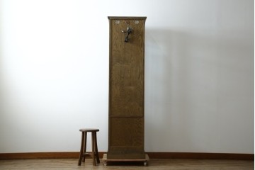 中古　美品　伊勢丹デパート取り扱い　国産　職人手作り品　ナラ(楢)材　無垢　内部キリ(桐)材　上品な佇まいが魅力的な三面ガラスの縦型キャビネット　(R-082500)