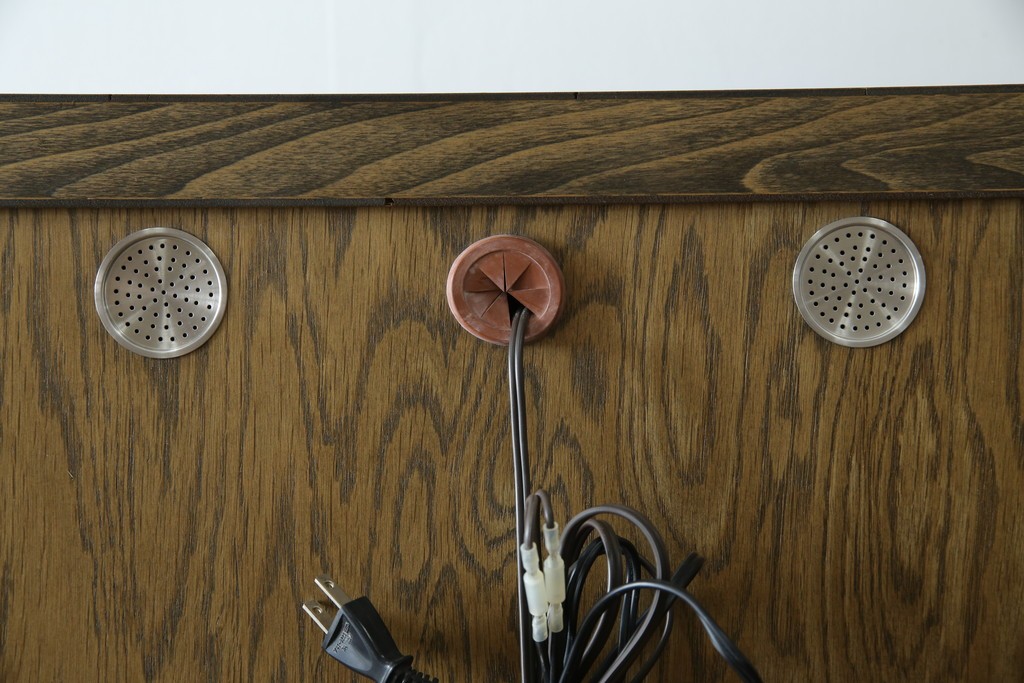 中古　美品　伊勢丹デパート取り扱い　国産　職人手作り品　ナラ(楢)材　無垢　内部キリ(桐)材　上品な佇まいが魅力的な三面ガラスの縦型キャビネット　(R-082500)