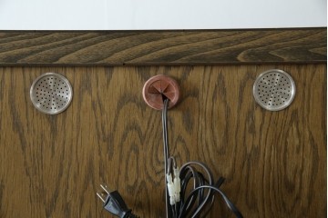 中古　美品　伊勢丹デパート取り扱い　国産　職人手作り品　ナラ(楢)材　無垢　内部キリ(桐)材　上品な佇まいが魅力的な三面ガラスの縦型キャビネット　(R-082500)