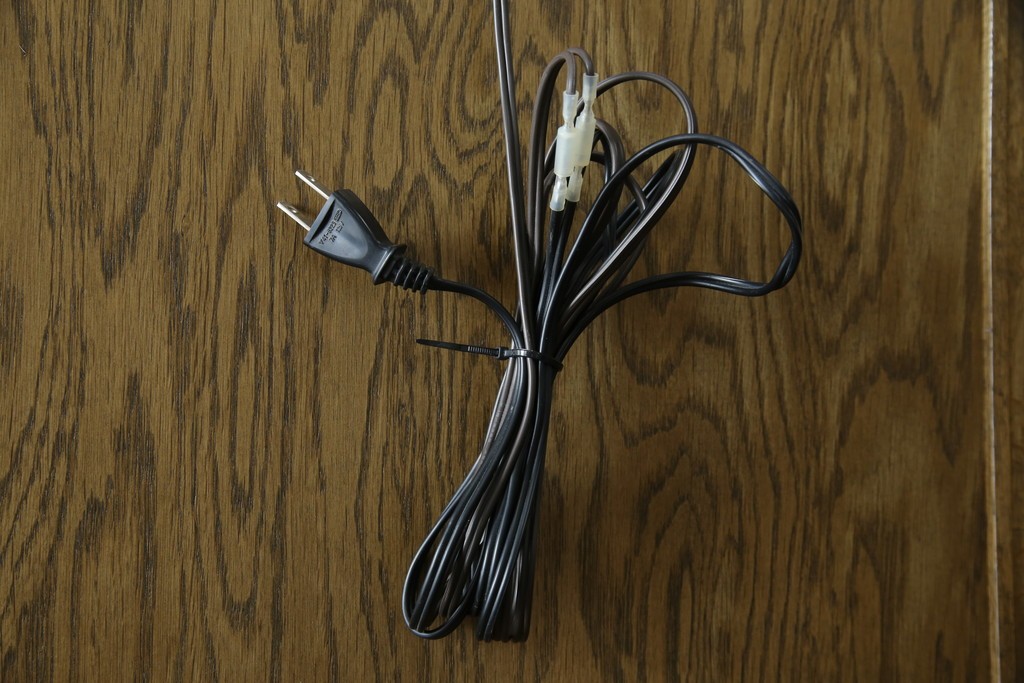 中古　美品　伊勢丹デパート取り扱い　国産　職人手作り品　ナラ(楢)材　無垢　内部キリ(桐)材　上品な佇まいが魅力的な三面ガラスの縦型キャビネット　(R-082500)