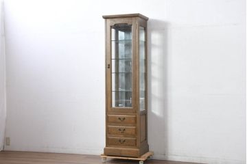 中古　美品　伊勢丹デパート取り扱い　国産　職人手作り品　ナラ(楢)材　無垢　内部キリ(桐)材　上品な佇まいが魅力的な三面ガラスの縦型キャビネット(キュリオケース、ガラスケース、ショーケース、ディスプレイケース、コレクションケース、飾り棚、陳列棚、収納棚、店舗什器)(R-082500)