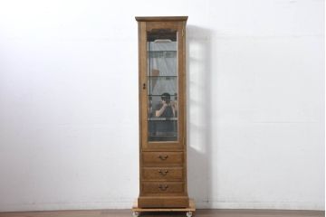 中古　美品　伊勢丹デパート取り扱い　国産　職人手作り品　ナラ(楢)材　無垢　内部キリ(桐)材　上品な佇まいが魅力的な三面ガラスの縦型キャビネット(キュリオケース、ガラスケース、ショーケース、ディスプレイケース、コレクションケース、飾り棚、陳列棚、収納棚、店舗什器)(R-082500)