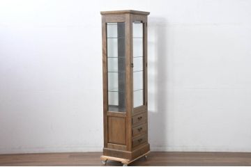 中古　美品　伊勢丹デパート取り扱い　国産　職人手作り品　ナラ(楢)材　無垢　内部キリ(桐)材　上品な佇まいが魅力的な三面ガラスの縦型キャビネット(キュリオケース、ガラスケース、ショーケース、ディスプレイケース、コレクションケース、飾り棚、陳列棚、収納棚、店舗什器)(R-082500)