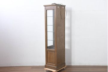 中古　美品　伊勢丹デパート取り扱い　国産　職人手作り品　ナラ(楢)材　無垢　内部キリ(桐)材　上品な佇まいが魅力的な三面ガラスの縦型キャビネット(キュリオケース、ガラスケース、ショーケース、ディスプレイケース、コレクションケース、飾り棚、陳列棚、収納棚、店舗什器)(R-082500)