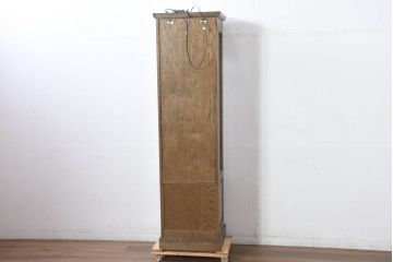 中古　美品　伊勢丹デパート取り扱い　国産　職人手作り品　ナラ(楢)材　無垢　内部キリ(桐)材　上品な佇まいが魅力的な三面ガラスの縦型キャビネット(キュリオケース、ガラスケース、ショーケース、ディスプレイケース、コレクションケース、飾り棚、陳列棚、収納棚、店舗什器)(R-082500)