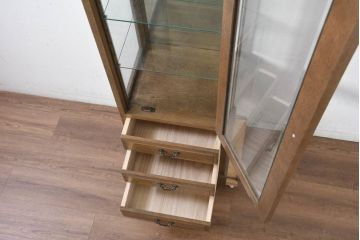 中古　美品　伊勢丹デパート取り扱い　国産　職人手作り品　ナラ(楢)材　無垢　内部キリ(桐)材　上品な佇まいが魅力的な三面ガラスの縦型キャビネット(キュリオケース、ガラスケース、ショーケース、ディスプレイケース、コレクションケース、飾り棚、陳列棚、収納棚、店舗什器)(R-082500)