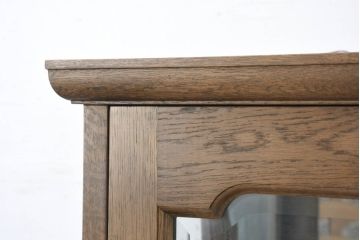 中古　美品　伊勢丹デパート取り扱い　国産　職人手作り品　ナラ(楢)材　無垢　内部キリ(桐)材　上品な佇まいが魅力的な三面ガラスの縦型キャビネット(キュリオケース、ガラスケース、ショーケース、ディスプレイケース、コレクションケース、飾り棚、陳列棚、収納棚、店舗什器)(R-082500)