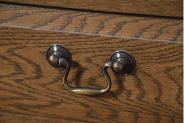 中古　美品　伊勢丹デパート取り扱い　国産　職人手作り品　ナラ(楢)材　無垢　内部キリ(桐)材　上品な佇まいが魅力的な三面ガラスの縦型キャビネット(キュリオケース、ガラスケース、ショーケース、ディスプレイケース、コレクションケース、飾り棚、陳列棚、収納棚、店舗什器)(R-082500)