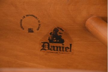 中古　美品　横浜クラシック家具　ダニエル(daniel)　Werner(ワーナー)　こだわり抜いた造りが魅力的!座り心地の良いシューメーカーチェア(スツール、椅子、イス、板座チェア、北欧)(R-082502)