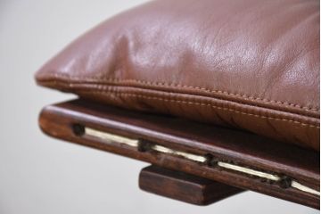 北欧ビンテージ　ノルウェー　ウェストノーファ(Westnofa)　シエスタ　本革(レザー)　気品漂うシックな雰囲気が魅力のオットマン(椅子、イス、フットスツール、ヴィンテージ)(R-082504)