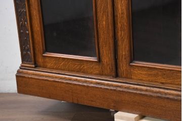 イギリスアンティーク　人気の薄型!!　オーク材　彫刻入り　エレガントな雰囲気漂うサイドボード(本箱、本棚、ブックケース、キャビネット、飾り棚、収納棚、戸棚、英国)(R-082506)