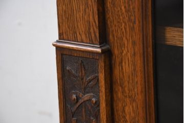 イギリスアンティーク　人気の薄型!!　オーク材　彫刻入り　エレガントな雰囲気漂うサイドボード(本箱、本棚、ブックケース、キャビネット、飾り棚、収納棚、戸棚、英国)(R-082506)