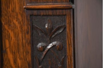イギリスアンティーク　人気の薄型!!　オーク材　彫刻入り　エレガントな雰囲気漂うサイドボード(本箱、本棚、ブックケース、キャビネット、飾り棚、収納棚、戸棚、英国)(R-082506)