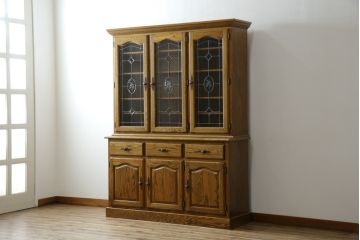 中古　美品　アメリカ輸入家具　オールドカントリーデザイン　ステンドグラス入り　温かみのある雰囲気と上品な佇まいが魅力のキャビネット(飾り棚、食器棚、収納棚、戸棚、カップボード)(定価約45万円)(R-082507)