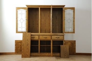 中古　美品　アメリカ輸入家具　オールドカントリーデザイン　ステンドグラス入り　温かみのある雰囲気と上品な佇まいが魅力のキャビネット(飾り棚、食器棚、収納棚、戸棚、カップボード)(定価約45万円)(R-082507)