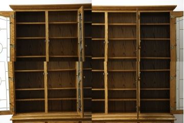 中古　美品　アメリカ輸入家具　オールドカントリーデザイン　ステンドグラス入り　温かみのある雰囲気と上品な佇まいが魅力のキャビネット(飾り棚、食器棚、収納棚、戸棚、カップボード)(定価約45万円)(R-082507)