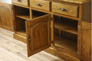 中古　美品　アメリカ輸入家具　オールドカントリーデザイン　ステンドグラス入り　温かみのある雰囲気と上品な佇まいが魅力のキャビネット(飾り棚、食器棚、収納棚、戸棚、カップボード)(定価約45万円)(R-082507)
