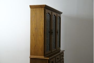 中古　美品　アメリカ輸入家具　オールドカントリーデザイン　ステンドグラス入り　温かみのある雰囲気と上品な佇まいが魅力のキャビネット(飾り棚、食器棚、収納棚、戸棚、カップボード)(定価約45万円)(R-082507)