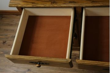 中古　美品　アメリカ輸入家具　オールドカントリーデザイン　ステンドグラス入り　温かみのある雰囲気と上品な佇まいが魅力のキャビネット(飾り棚、食器棚、収納棚、戸棚、カップボード)(定価約45万円)(R-082507)