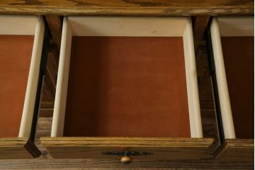 中古　美品　アメリカ輸入家具　オールドカントリーデザイン　ステンドグラス入り　温かみのある雰囲気と上品な佇まいが魅力のキャビネット(飾り棚、食器棚、収納棚、戸棚、カップボード)(定価約45万円)(R-082507)