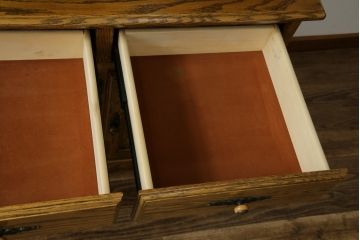 中古　美品　アメリカ輸入家具　オールドカントリーデザイン　ステンドグラス入り　温かみのある雰囲気と上品な佇まいが魅力のキャビネット(飾り棚、食器棚、収納棚、戸棚、カップボード)(定価約45万円)(R-082507)