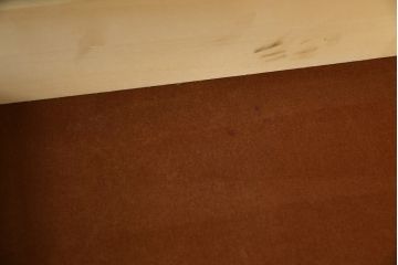 中古　美品　アメリカ輸入家具　オールドカントリーデザイン　ステンドグラス入り　温かみのある雰囲気と上品な佇まいが魅力のキャビネット(飾り棚、食器棚、収納棚、戸棚、カップボード)(定価約45万円)(R-082507)