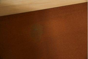 中古　美品　アメリカ輸入家具　オールドカントリーデザイン　ステンドグラス入り　温かみのある雰囲気と上品な佇まいが魅力のキャビネット(飾り棚、食器棚、収納棚、戸棚、カップボード)(定価約45万円)(R-082507)