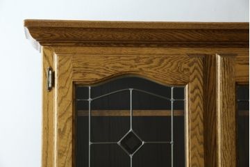 中古　美品　アメリカ輸入家具　オールドカントリーデザイン　ステンドグラス入り　温かみのある雰囲気と上品な佇まいが魅力のキャビネット(飾り棚、食器棚、収納棚、戸棚、カップボード)(定価約45万円)(R-082507)