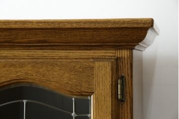 中古　美品　アメリカ輸入家具　オールドカントリーデザイン　ステンドグラス入り　温かみのある雰囲気と上品な佇まいが魅力のキャビネット(飾り棚、食器棚、収納棚、戸棚、カップボード)(定価約45万円)(R-082507)