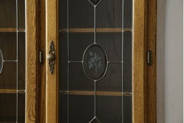 中古　美品　アメリカ輸入家具　オールドカントリーデザイン　ステンドグラス入り　温かみのある雰囲気と上品な佇まいが魅力のキャビネット(飾り棚、食器棚、収納棚、戸棚、カップボード)(定価約45万円)(R-082507)