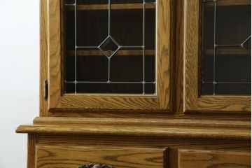 中古　美品　アメリカ輸入家具　オールドカントリーデザイン　ステンドグラス入り　温かみのある雰囲気と上品な佇まいが魅力のキャビネット(飾り棚、食器棚、収納棚、戸棚、カップボード)(定価約45万円)(R-082507)