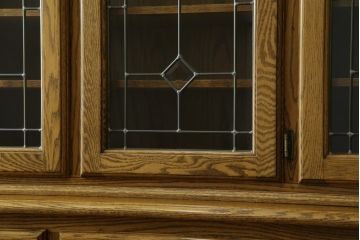 中古　美品　アメリカ輸入家具　オールドカントリーデザイン　ステンドグラス入り　温かみのある雰囲気と上品な佇まいが魅力のキャビネット(飾り棚、食器棚、収納棚、戸棚、カップボード)(定価約45万円)(R-082507)