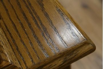 中古　美品　アメリカ輸入家具　オールドカントリーデザイン　ステンドグラス入り　温かみのある雰囲気と上品な佇まいが魅力のキャビネット(飾り棚、食器棚、収納棚、戸棚、カップボード)(定価約45万円)(R-082507)