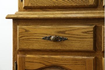 中古　美品　アメリカ輸入家具　オールドカントリーデザイン　ステンドグラス入り　温かみのある雰囲気と上品な佇まいが魅力のキャビネット(飾り棚、食器棚、収納棚、戸棚、カップボード)(定価約45万円)(R-082507)