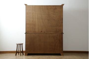 中古　美品　アメリカ輸入家具　オールドカントリーデザイン　ステンドグラス入り　温かみのある雰囲気と上品な佇まいが魅力のキャビネット(飾り棚、食器棚、収納棚、戸棚、カップボード)(定価約45万円)(R-082507)