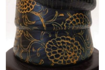 内閣総理大臣賞受賞作家　現代の名工　関口三作　「藍染」　高さ 約36cm　淑やかな美しさ漂う創作こけし(郷土人形玩具、伝統工芸、民芸品、置物、ディスプレイ、木彫、木製)(R-082514)
