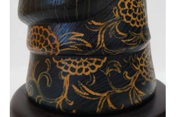 内閣総理大臣賞受賞作家　現代の名工　関口三作　「藍染」　高さ 約36cm　淑やかな美しさ漂う創作こけし(郷土人形玩具、伝統工芸、民芸品、置物、ディスプレイ、木彫、木製)(R-082514)
