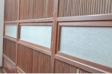 和製アンティーク　腰板欅(ケヤキ)材　どこか懐かしい雰囲気を醸し出す裏障子付き格子戸4枚セット(引き戸、ガラス帯戸、障子戸)(R-082549)