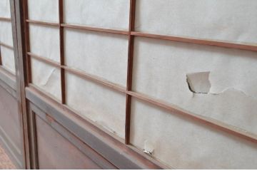 和製アンティーク　腰板欅(ケヤキ)材　どこか懐かしい雰囲気を醸し出す裏障子付き格子戸4枚セット(引き戸、ガラス帯戸、障子戸)(R-082549)