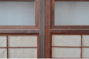 和製アンティーク　腰板欅(ケヤキ)材　どこか懐かしい雰囲気を醸し出す裏障子付き格子戸4枚セット(引き戸、ガラス帯戸、障子戸)(R-082549)