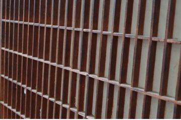 アンティーク建具　経年によって増した味わいが魅力の大きな格子帯戸1枚(引き戸、板戸、格子帯戸、障子戸)(R-082550)