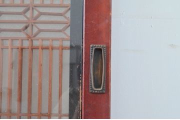 アンティーク建具　両面ガラス　赤みがかった木色が趣のある組子入りのガラス帯戸4枚セット(引き戸、板戸、ガラス戸、帯戸)(R-082551)