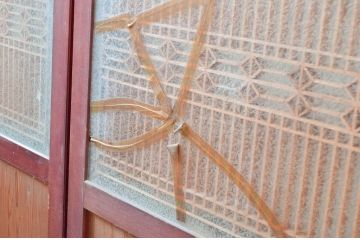 アンティーク建具　両面ガラス　赤みがかった木色が趣のある組子入りのガラス帯戸4枚セット(引き戸、板戸、ガラス戸、帯戸)(R-082551)