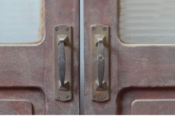 アンティーク建具　昔懐かしいレトロな雰囲気漂うモールガラス入り両開きドア1対2枚セット(扉、木製扉、ガラス扉)(R-082556)